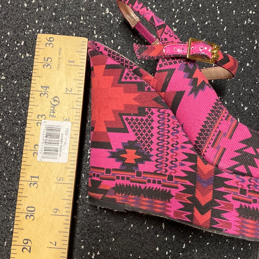NIB Betsy Johnson Wenndy Fuchsia Multi Strappy Wedges - Picture 3 of 11